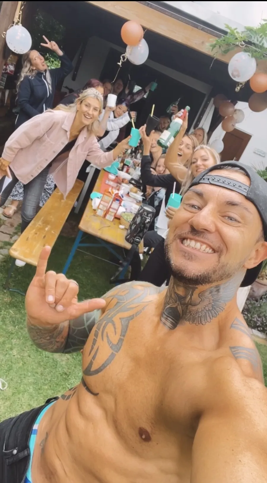 Selfie mit Gästen nach der Show im Garten