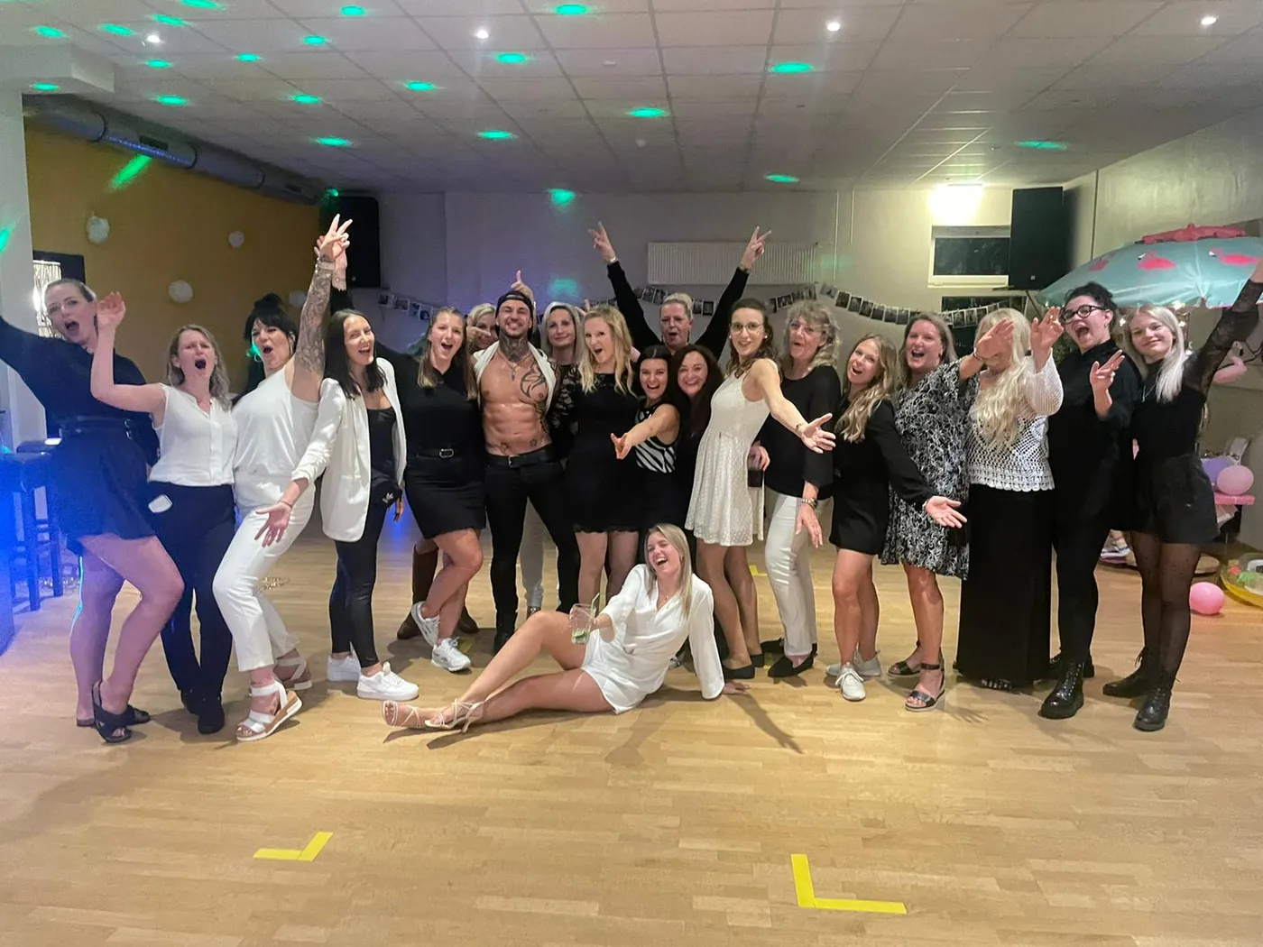 JGA-Gruppenfoto mit Stripper Calvin
