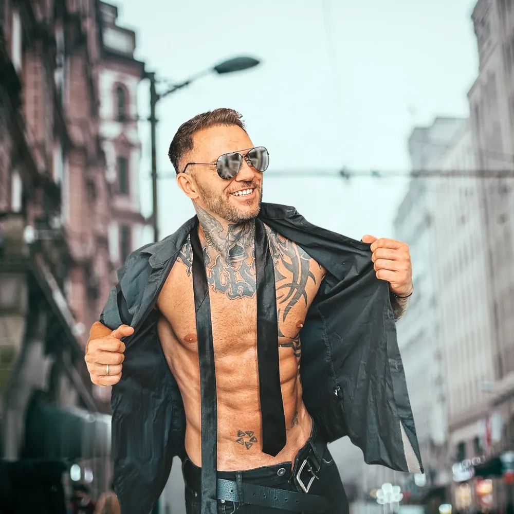 Stripper Calvin als Polizist in Prag
