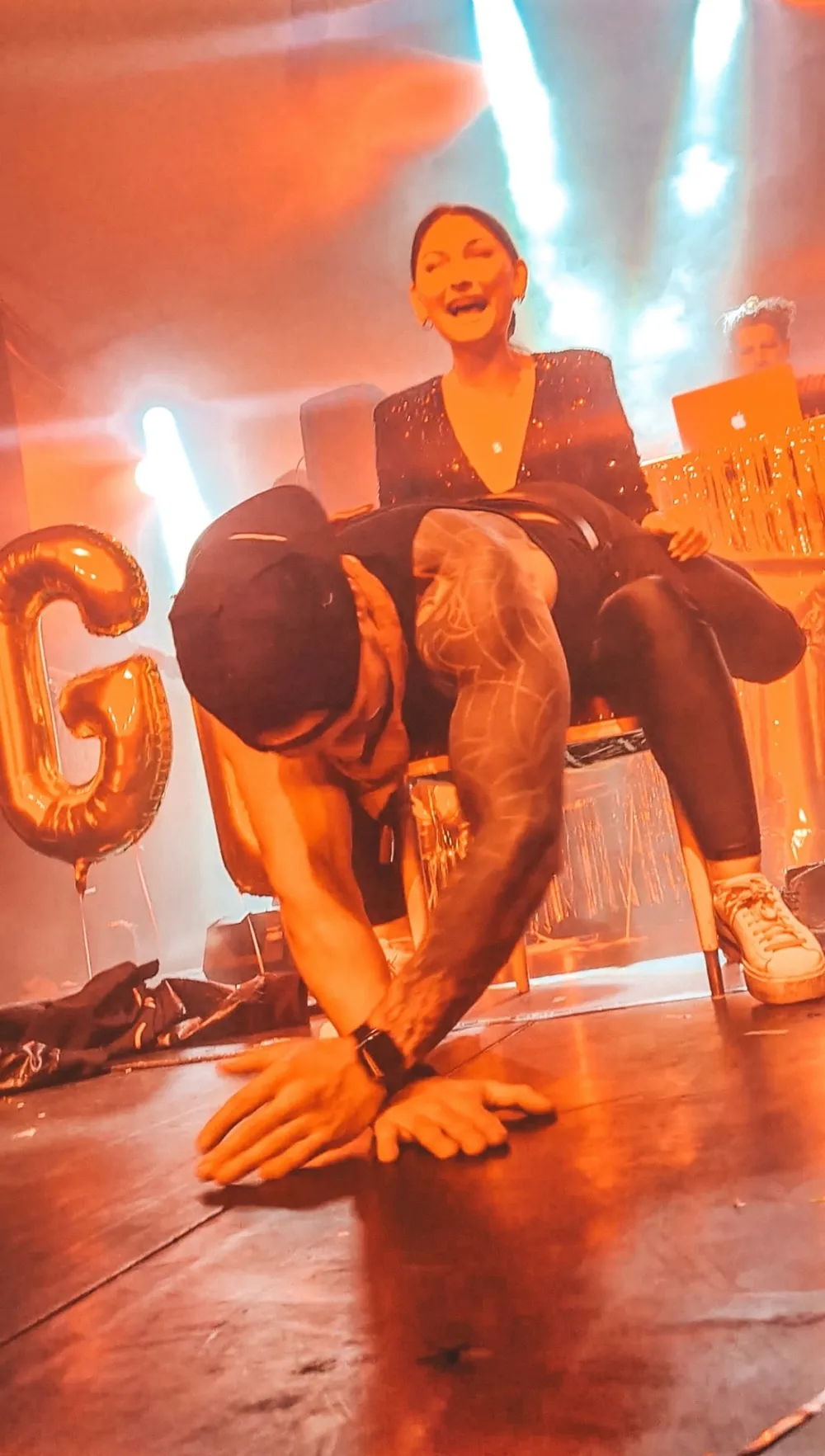 Stripper Calvin bei seiner Show mit Gast auf der Bühne