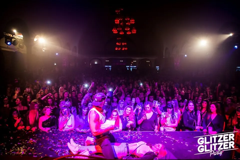 Feier mit Gästen bei der Stripshow