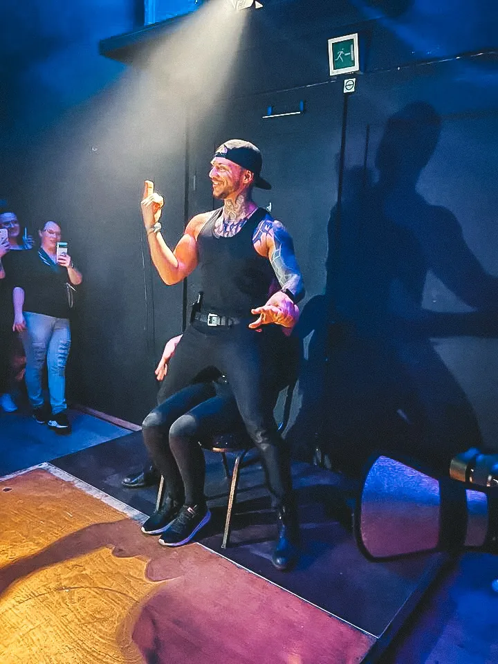 Stuhlshow auf der Bühne